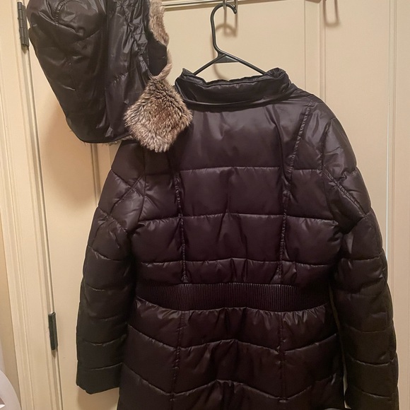 Apt 9 womens black Puffer coat. Has a fair fur lined hat that is removable. - Picture 3 of 4